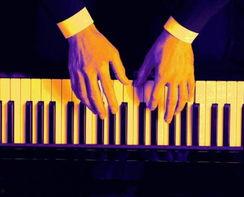 头条弹钢琴的收入,头条平台上的音乐财富创造者